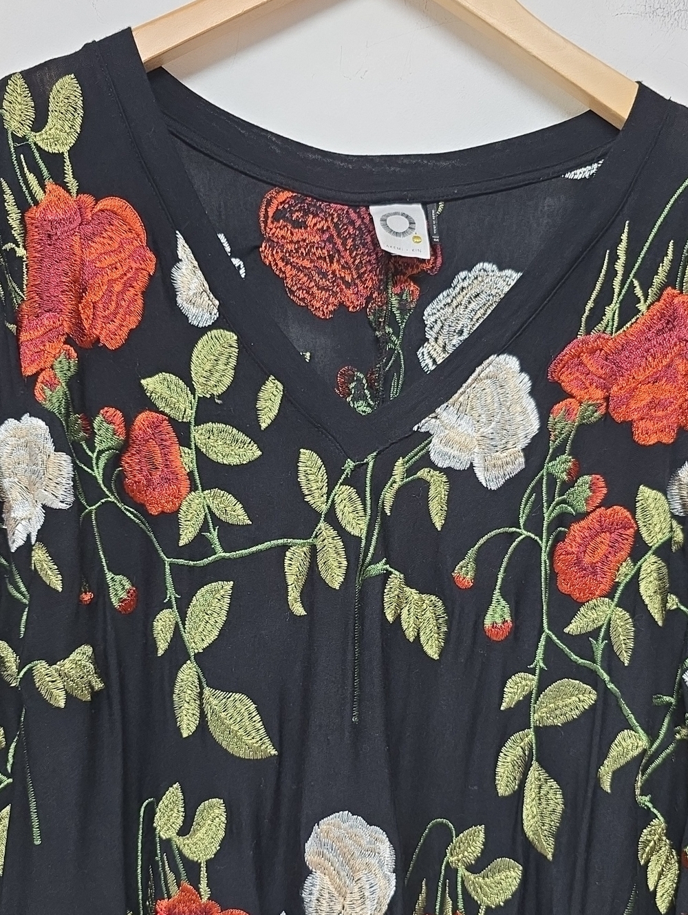 Akemi + Kin Anthropologie Top Blouse Size XS/S Floral Embroidered Black Relaxed - Picture 7 of 12